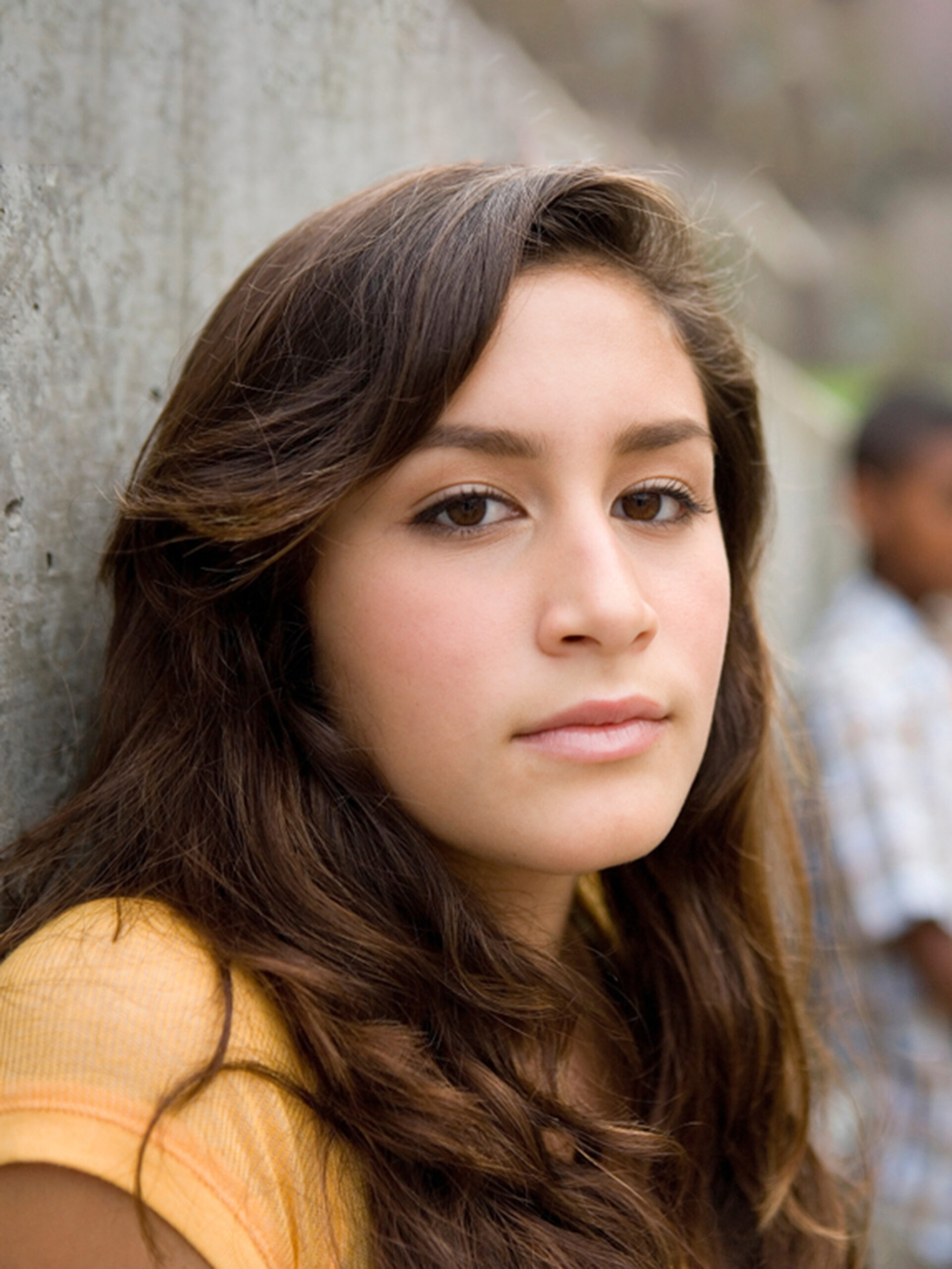 Una niña mira a la cámara: comprender el estigma cultural de la salud mental